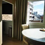 Montaigne Apartment *